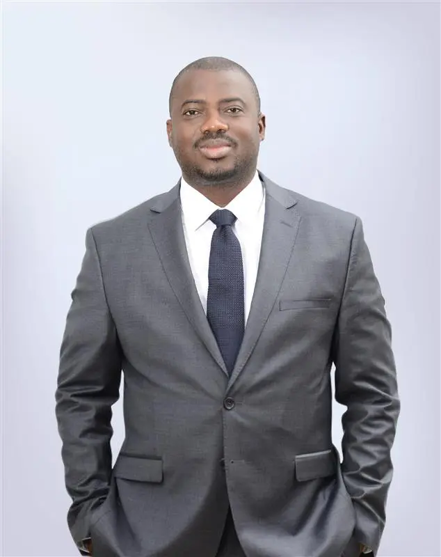 Administrateur Général tenant un trophée